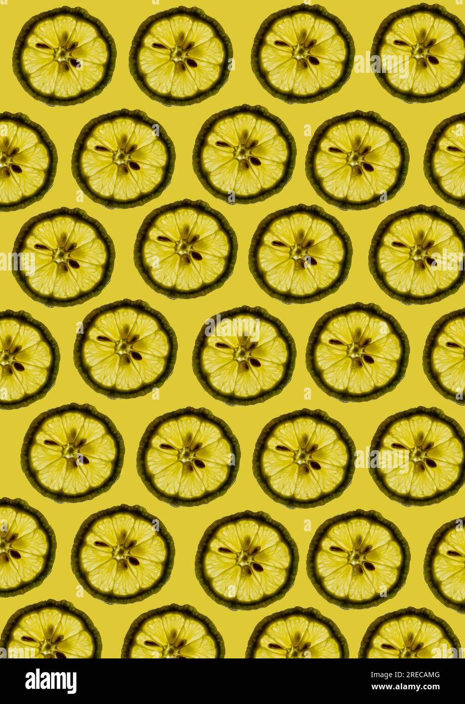 Tranches de citron frais sur fond jaune formant un beau fond de motif de texture de papier peint. Banque D'Images