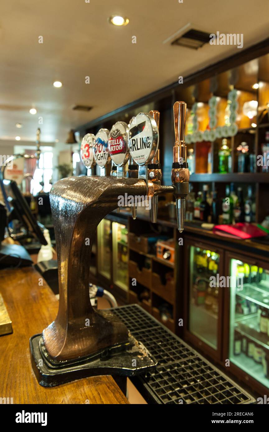 Intérieur de Harrow pub Duck in the Pond Banque D'Images