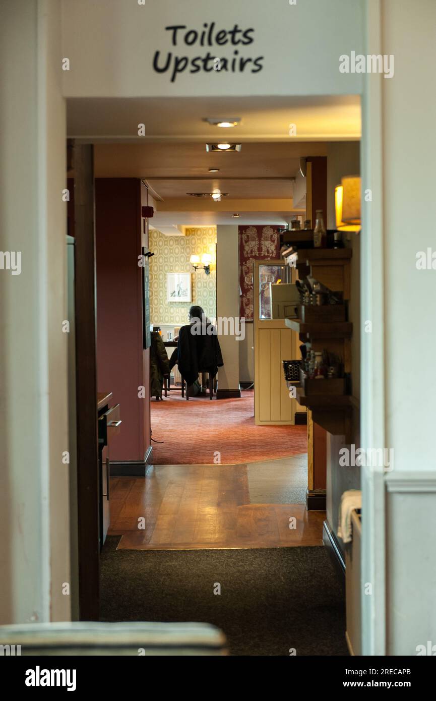 Intérieur de Harrow pub Duck in the Pond, prêt à ouvrir pour la journée. Banque D'Images