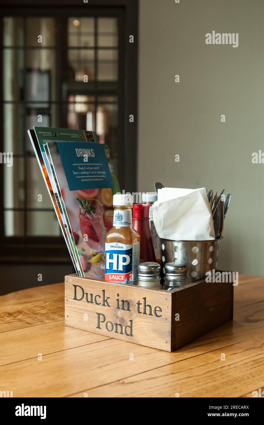 Intérieur de Harrow pub Duck in the Pond, prêt à ouvrir pour la journée. Banque D'Images
