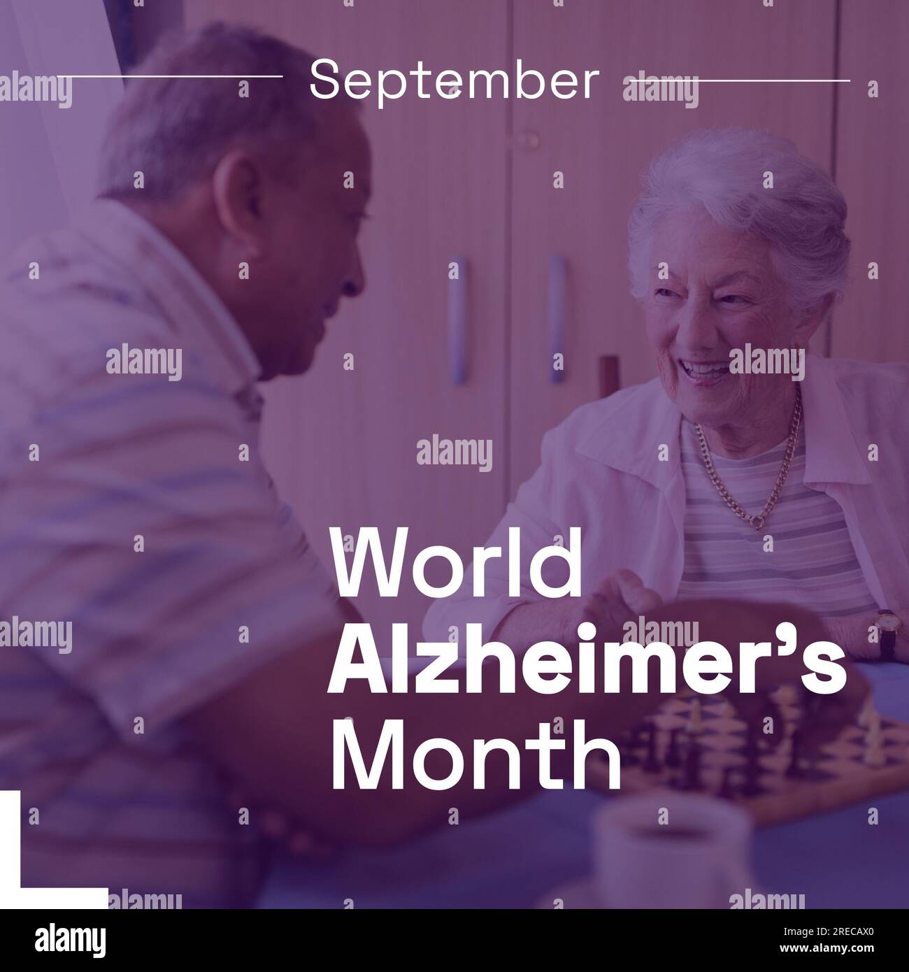Septembre monde texte du mois d'alzheimer sur heureux couple biracial senior jouant aux échecs Banque D'Images