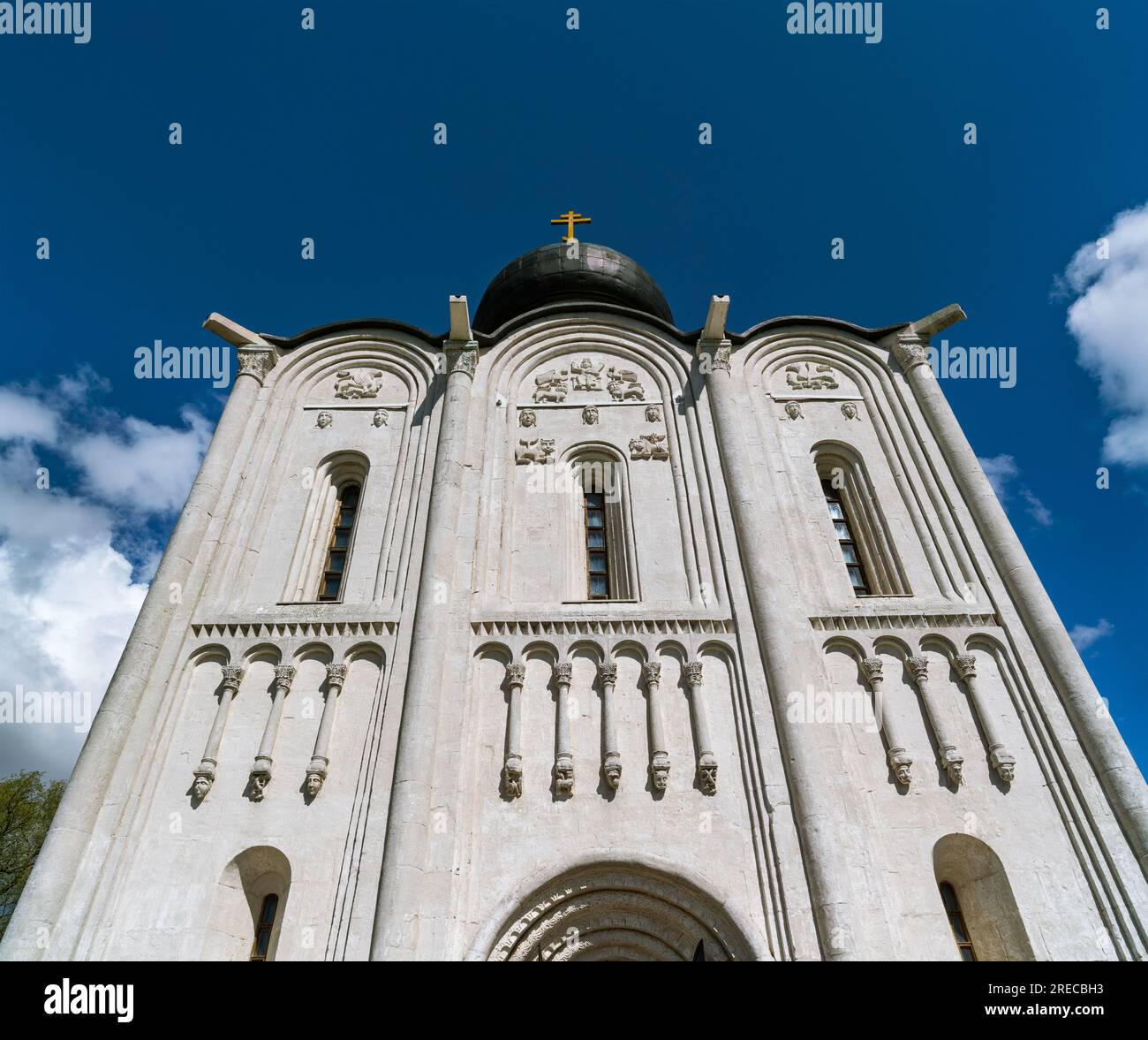 12e-Cantury Église de l'intercession sur le Nerl dans la région de Vladimir en Russie. Site classé au patrimoine mondial de l'UNESCO. Banque D'Images