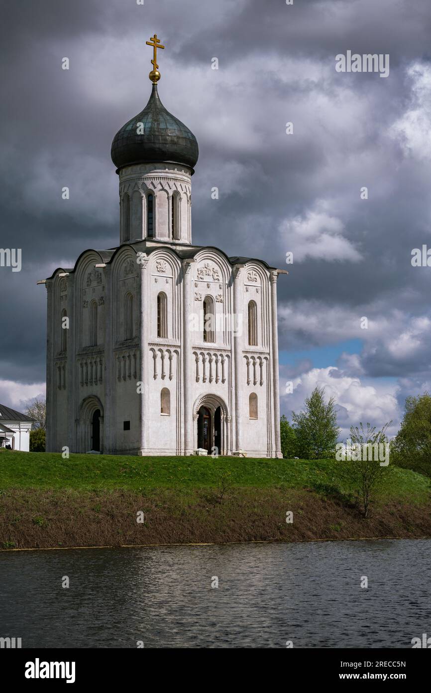 12e-Cantury Église de l'intercession sur le Nerl dans la région de Vladimir en Russie. Site classé au patrimoine mondial de l'UNESCO. Banque D'Images