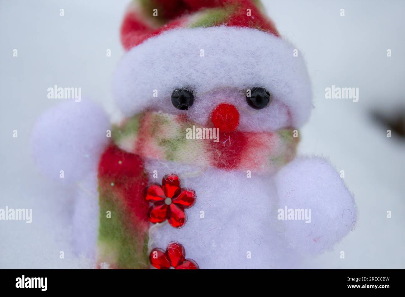 jouet bonhomme de neige blanc avec de la laine de coton dans la neige Banque D'Images