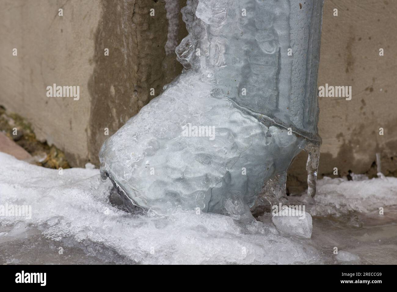 Tuyau de descente de gouttière de drainage de l'eau de pluie gelée Banque D'Images