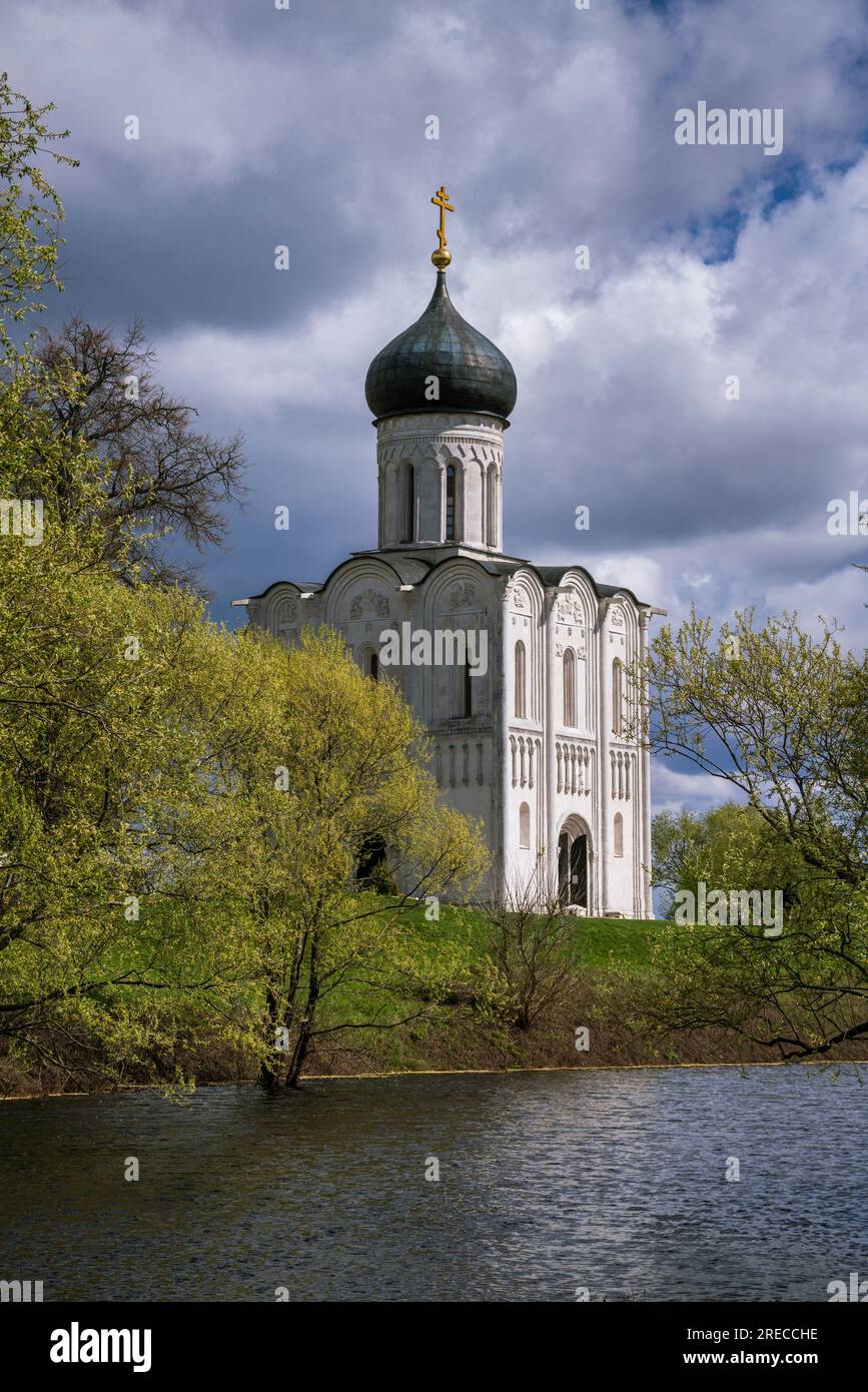 12e-Cantury Église de l'intercession sur le Nerl dans la région de Vladimir en Russie. Site classé au patrimoine mondial de l'UNESCO. Banque D'Images