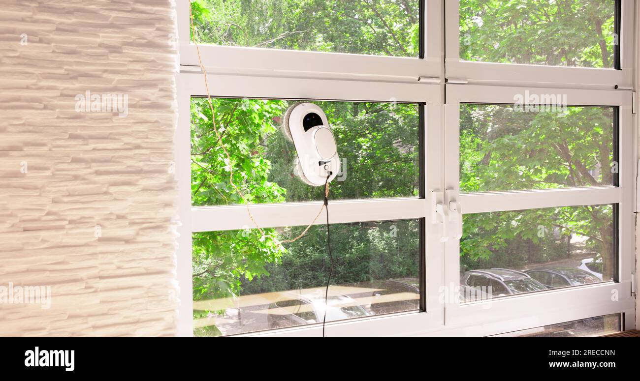 Robot nettoyeur automatique de vitres. Équipement de lavage domestique Banque D'Images