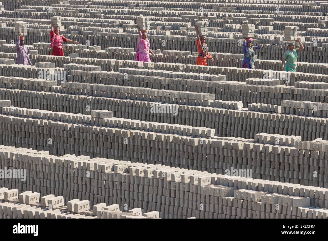 Ces travailleurs gagnent moins de 1 £ par jour. Dhaka, Bangladesh : CES IMAGES ont capturé des travailleurs de la brique qui travaillent dur et qui essaient de gagner leur salaire quotidien de 1 £ Banque D'Images