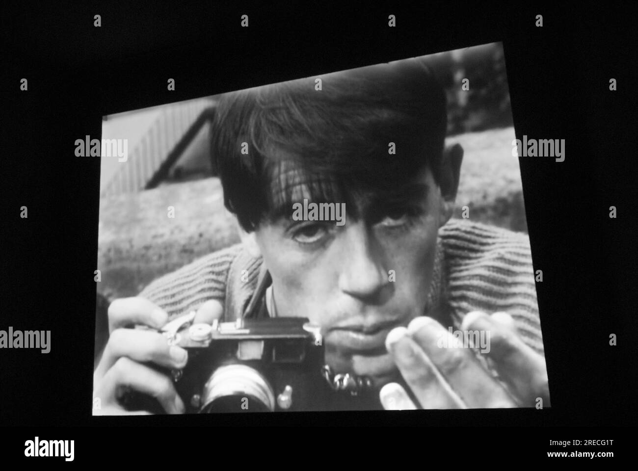 David Hurn, photographe Magnum dans le film des années 1960 de Ken Russell, « une maison à Bayswater ». Photos prises à partir d'une projection de film. Londres, Angleterre 26 septembre 2017. HOMER SYKES Banque D'Images