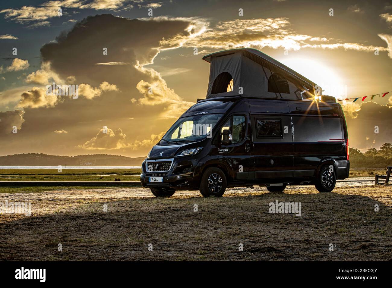 Véhicule récréatif et lumière du coucher du soleil, Peugeot Dreamer D55 avec toit escamotable Banque D'Images