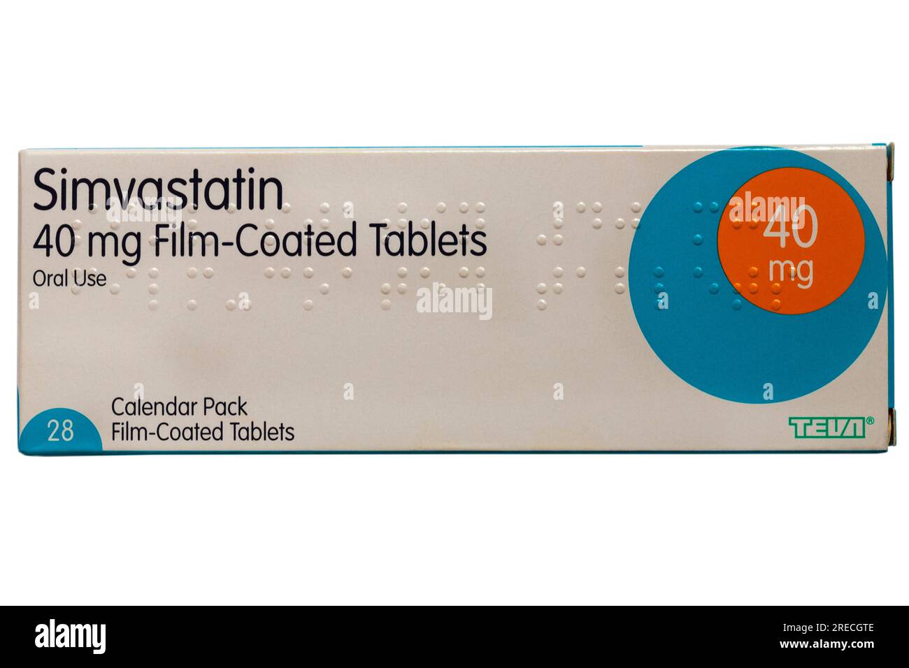 Boîte de Simvastatin 28 comprimés pelliculés boîte de statines 40 mg isolée sur fond blanc Banque D'Images