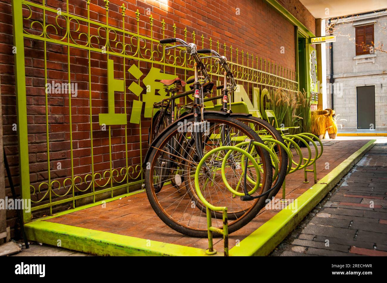 Deux vélos classiques Yongjiu (Forever) dans un porte-vélos à l'extérieur du magasin Super Park dans le quartier Feng Sheng Li du centre de Shanghai. District de Jing’an, Banque D'Images