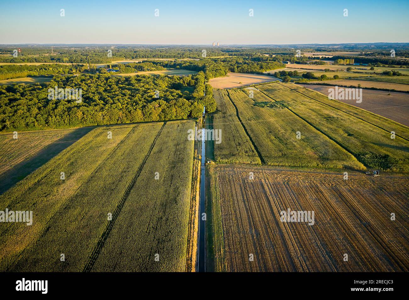 Ouzouer surTrezee (nord centre de la France) : canal d'alimentation du Canal de Briare. Le canal d'alimentation du Canal de Briare part de l'ascenseur à eau Banque D'Images