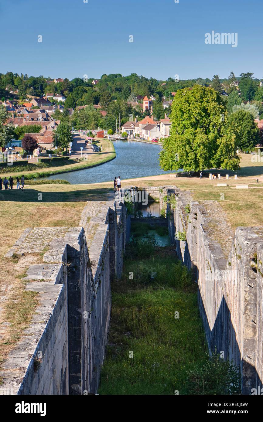 Rogny les sept Ecluses (centre-nord de la France) : écluse d’escalier « echelle des 7 ecluses » mise en service de 1642 à 1887, conçue par l’architecte Hugues C. Banque D'Images