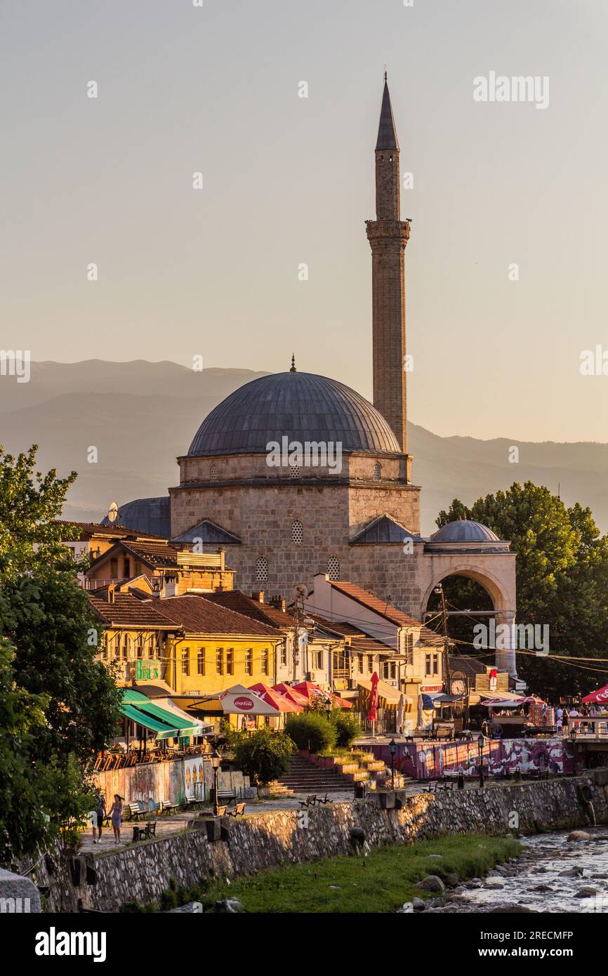 PRIZREN, KOSOVO - 11 AOÛT 2019 : Mosquée Sinan Pacha dans la vieille ville de Prizren, Kosovo Banque D'Images