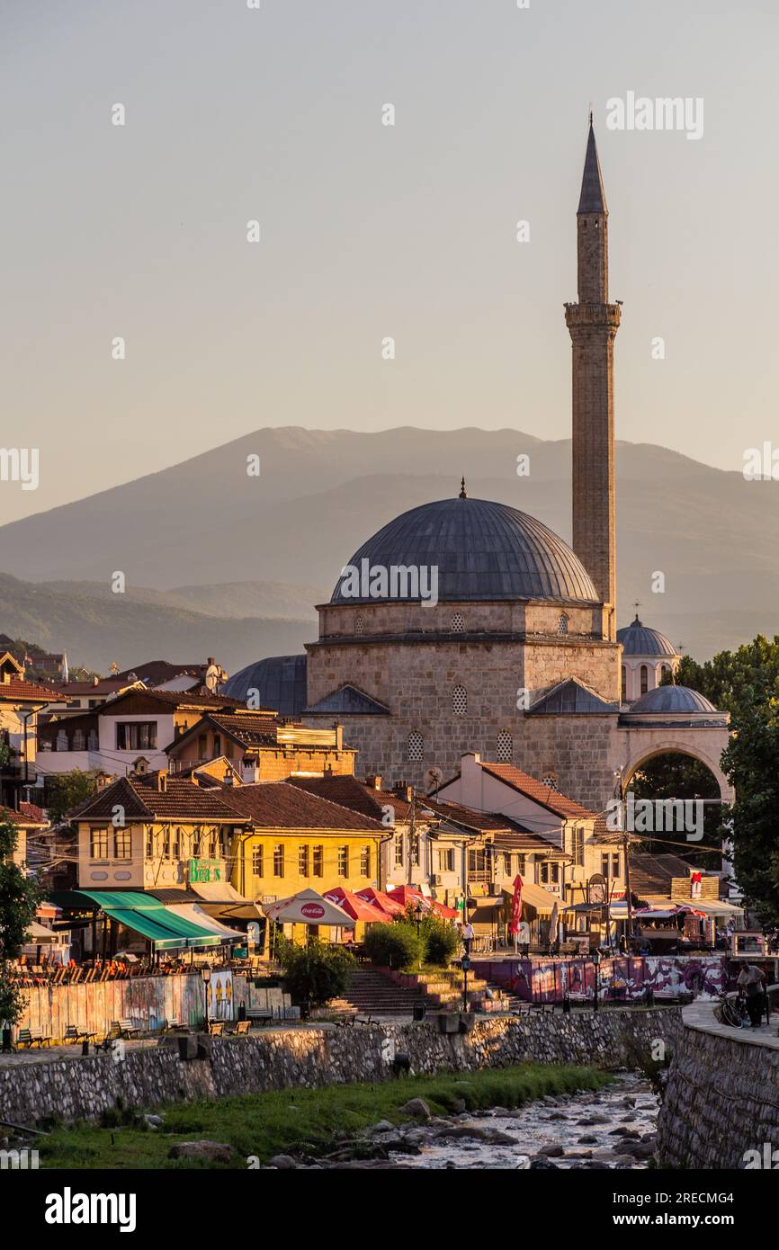 PRIZREN, KOSOVO - 11 AOÛT 2019 : Mosquée Sinan Pacha dans la vieille ville de Prizren, Kosovo Banque D'Images