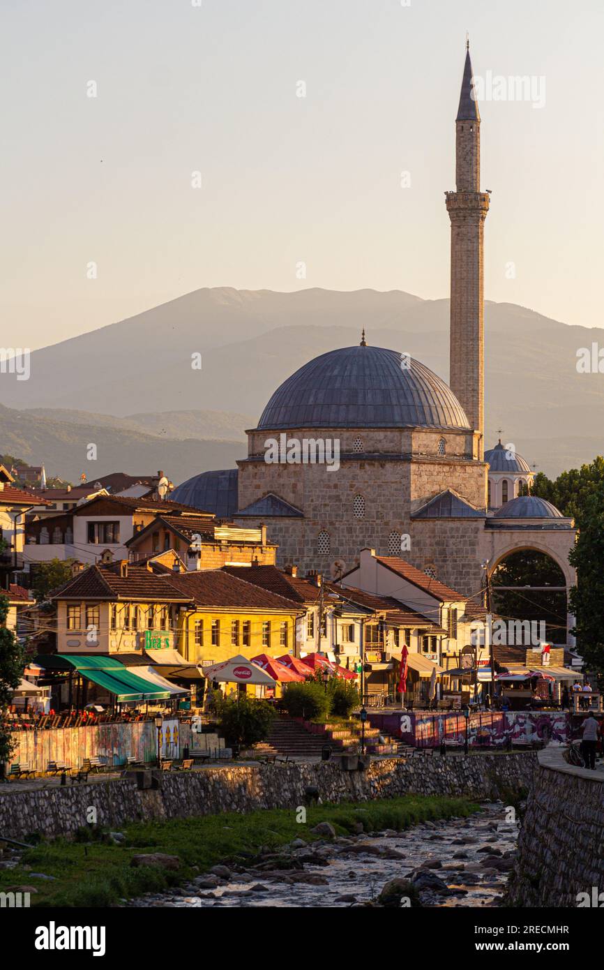 PRIZREN, KOSOVO - 11 AOÛT 2019 : Mosquée Sinan Pacha dans la vieille ville de Prizren, Kosovo Banque D'Images