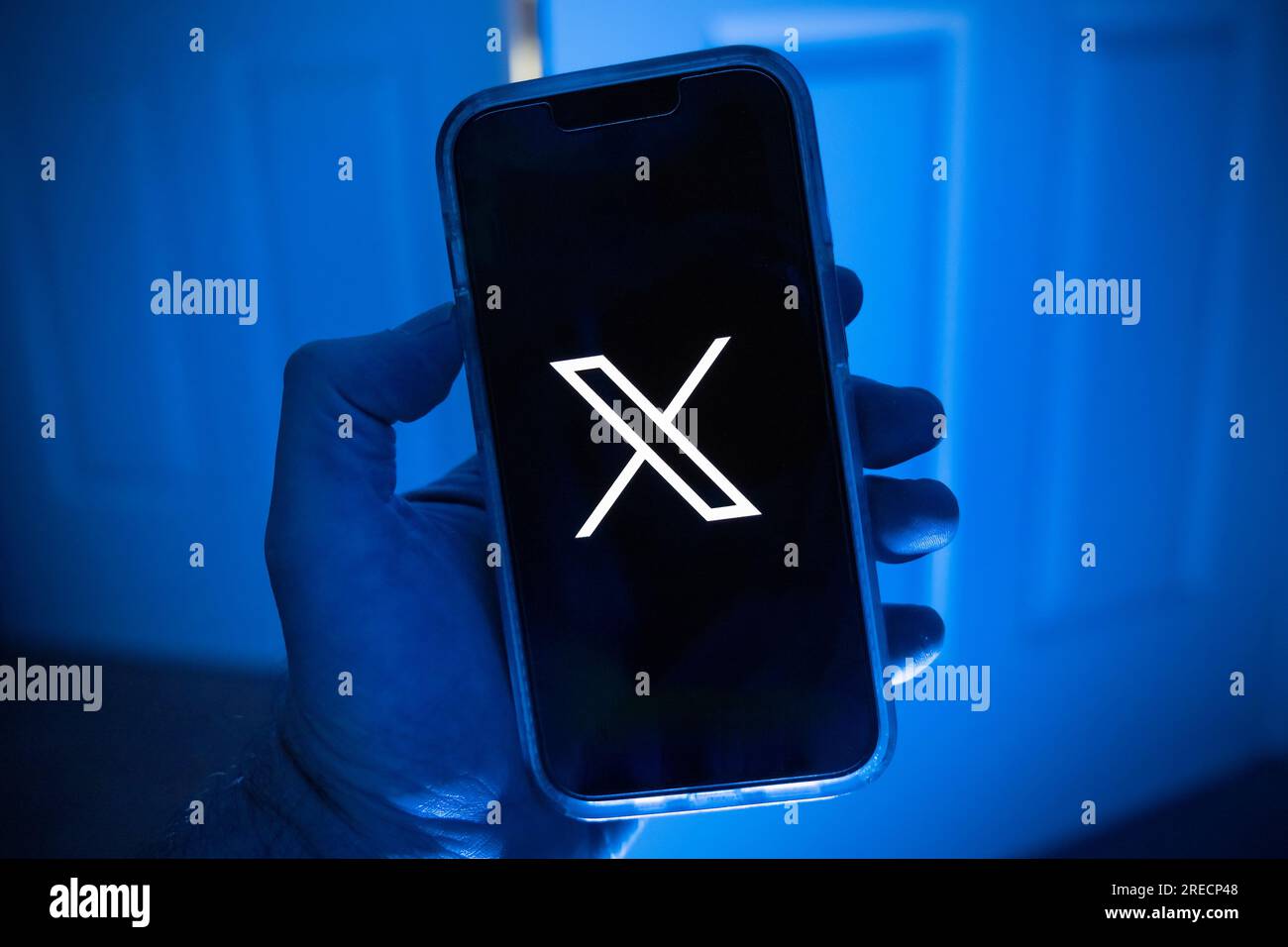 Téléphone mobile dans une main avec le symbole X, le nouveau nom de l