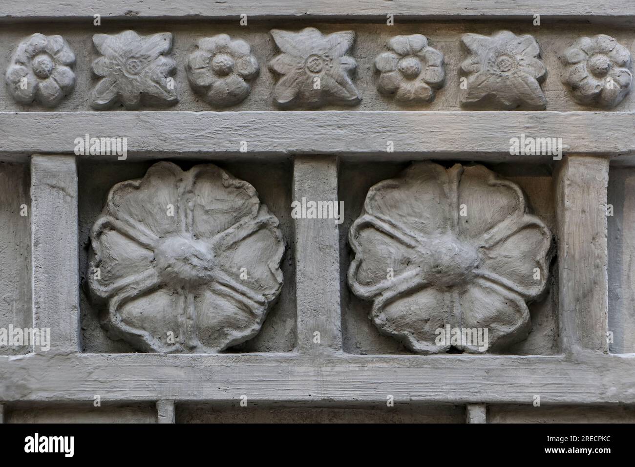 Un gros plan d'un mur de pierre sculpté par un sculpteur d'une manière simple. Banque D'Images