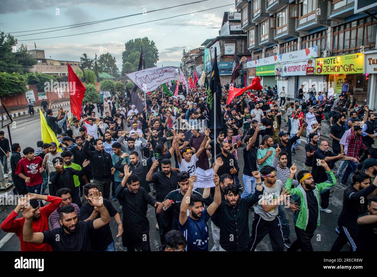 Les Musulmans chiites cachemiris en deuil prennent part au 8e jour de la procession de Muharram lors des commémorations de l'Ashura (10e jour de Muharram). Dans un climat de sécurité stricte, après plus de trois décennies, les autorités indiennes ont autorisé la 8e procession de Muharram à passer par son itinéraire traditionnel dans la capitale du Cachemire, Srinagar. Ashura marque le martyre de l'Imam Hussain, le petit-fils du Prophète Mohammed, et des membres de sa famille immédiate qui ont été tués dans la bataille de Karbala dans le sud de l'Irak en 680 AD. (Photo de Faisal Bashir/SOPA Images/Sipa USA) Banque D'Images