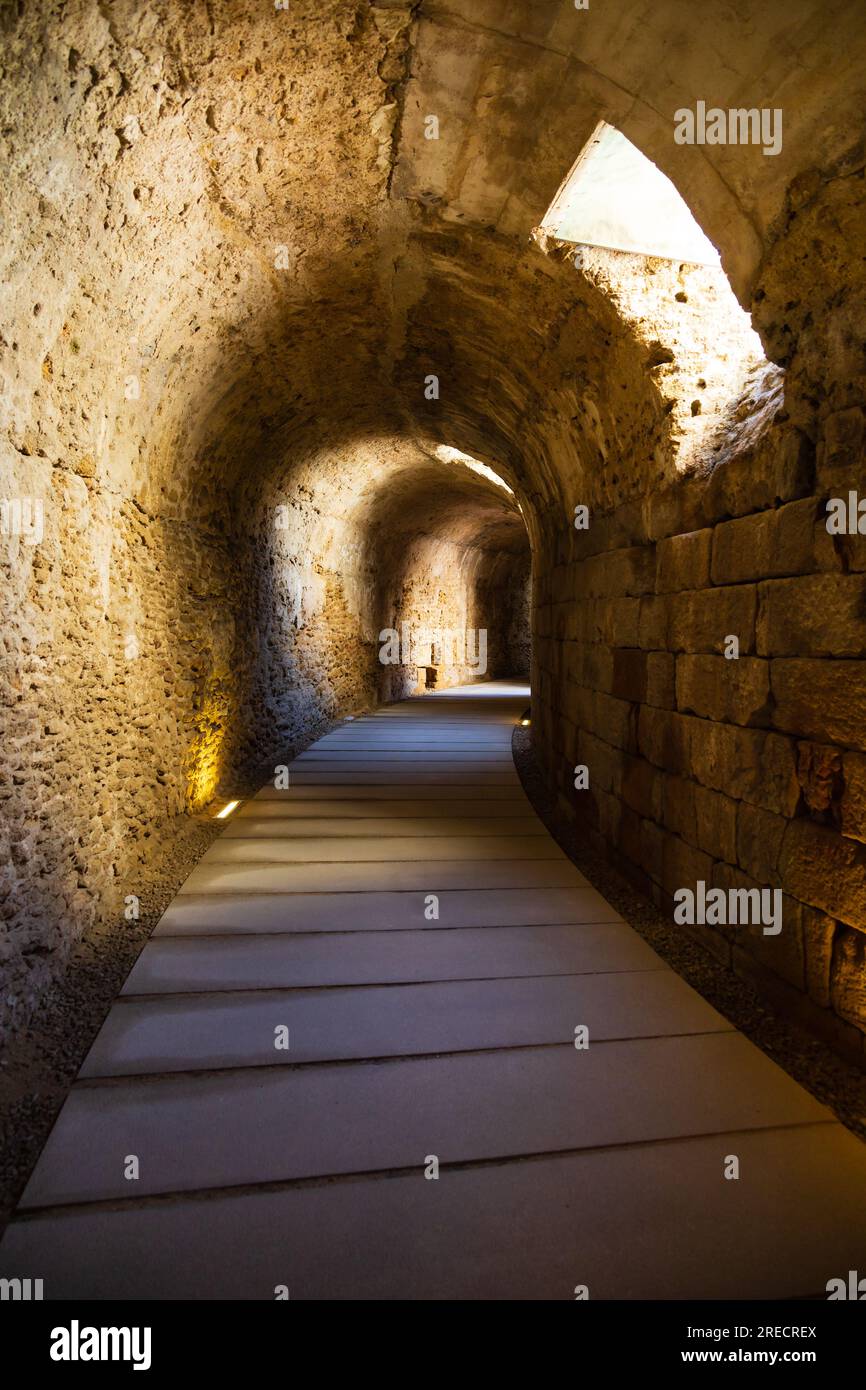 Dans le tunnel d'accès au Teatro Romano, ruines de l'amphithéâtre romain. Cadix, Andalousie, Espagne Banque D'Images