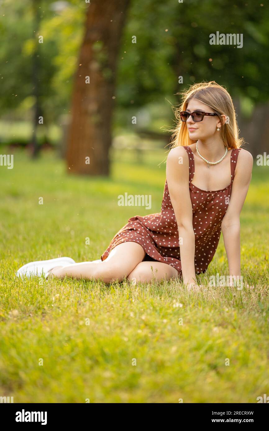 Jeune belle femme (adolescente) dans des lunettes regardant à côté - en plein air dans la nature Banque D'Images
