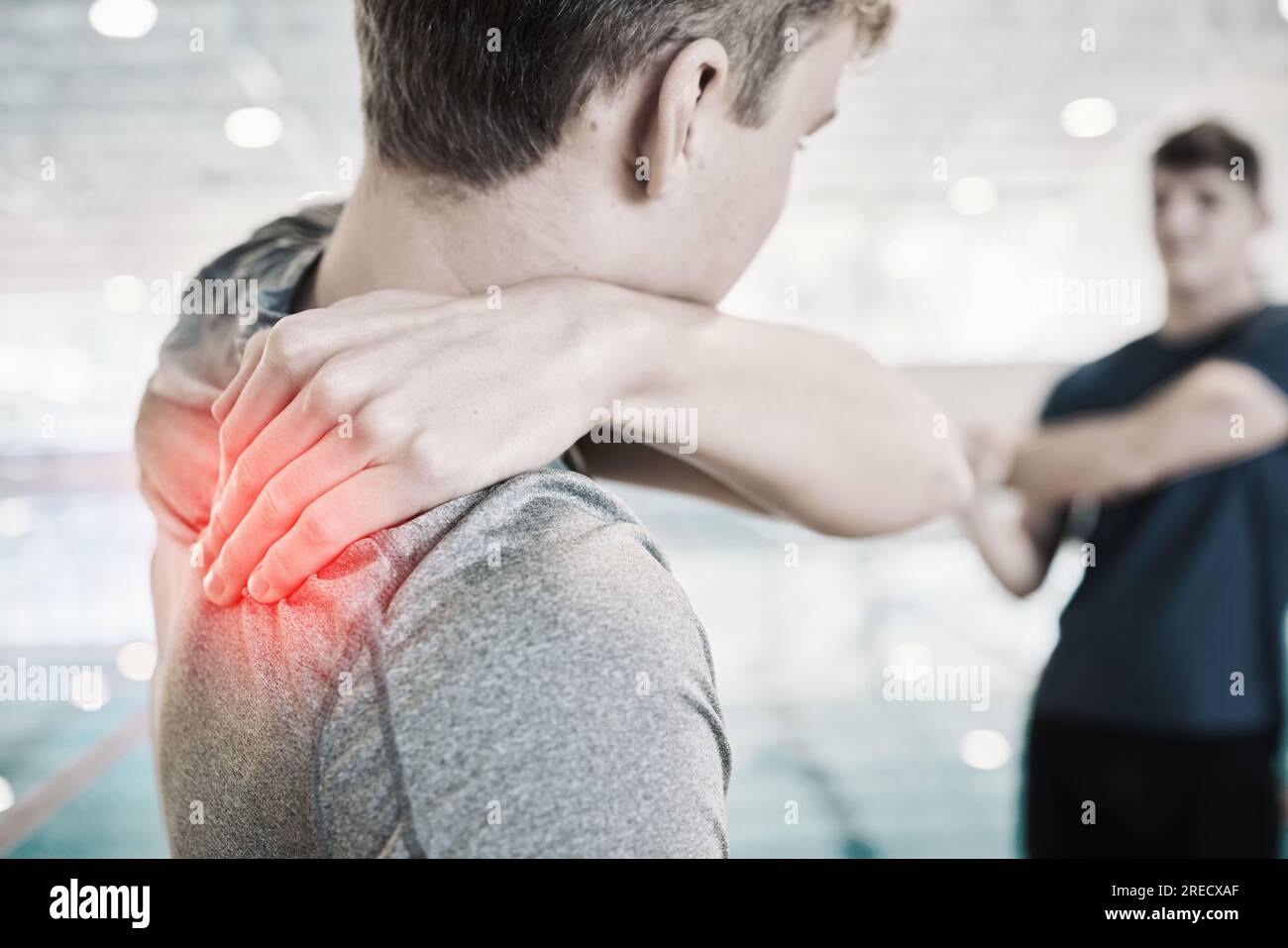 Douleur à l'épaule, homme et recouvrement rouge pour blessure sportive et inflammation à la piscine. Massage, personne masculine et dos avec bien-être et problème d'exercice Banque D'Images