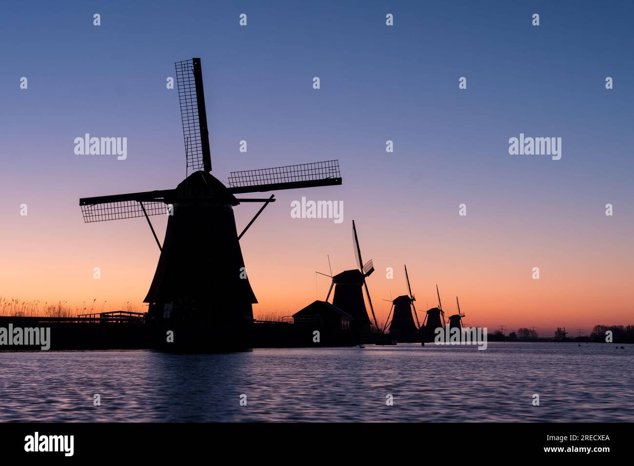 Tôt le matin profiter du lever du soleil aux célèbres moulins à vent de Kinderdijk. L'un des sites du patrimoine mondial de l'UNESCO que les pays-Bas ont à offrir. Banque D'Images