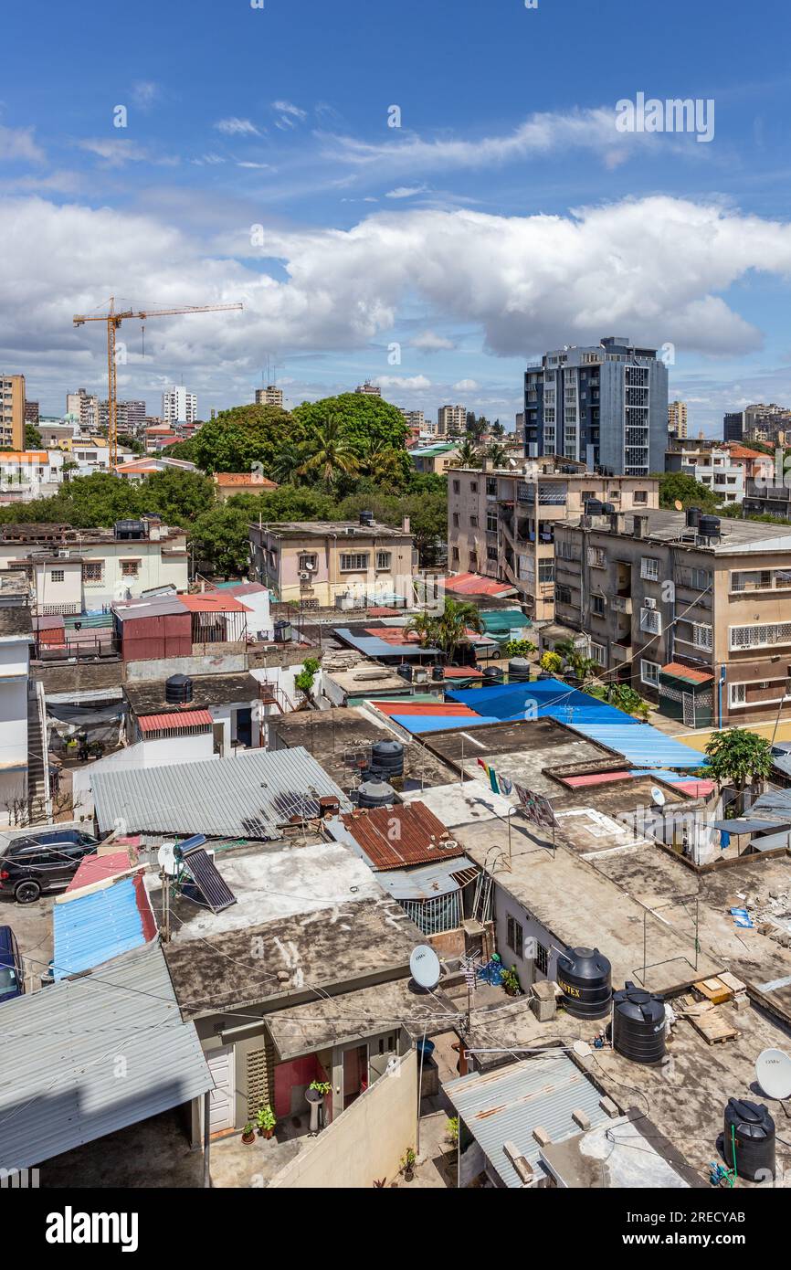 Vue sur les maisons et les appartements dans la banlieue centrale de Maputo, Mozambique Banque D'Images