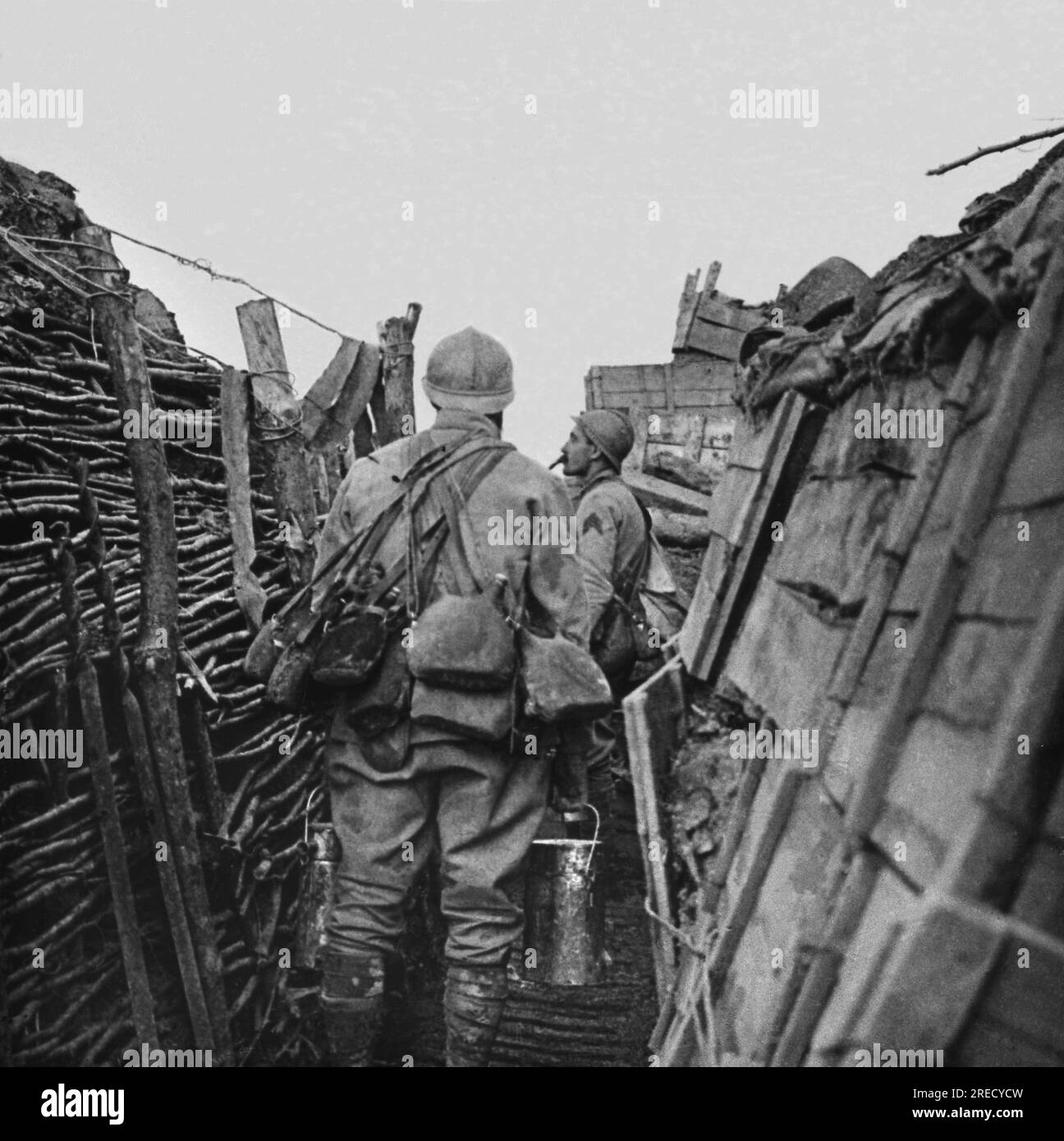 Première Guerre mondiale, vie quotidienne des soldats de l'Armée française dans les tranchees. Un soldat de corvée d'eau passe dans une tranchee avec des gourdes dans le dos. Photographie, 1914-1918, Paris. Banque D'Images