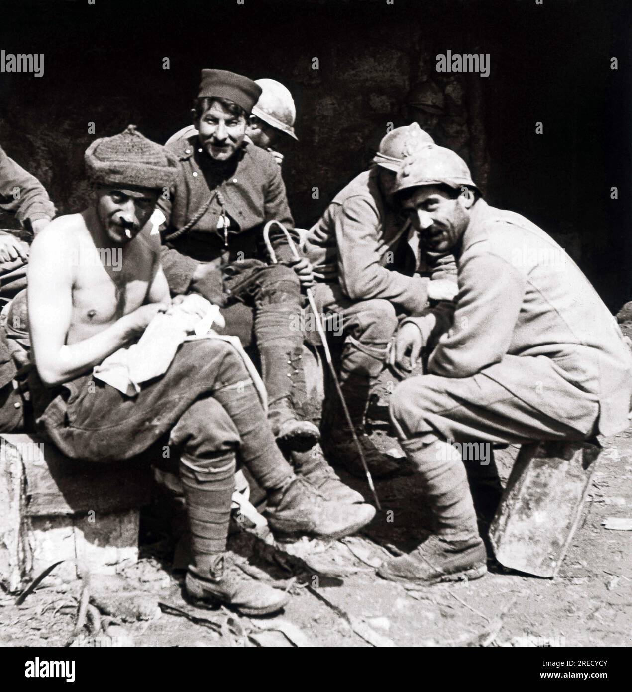 Le Première Guerre Mondiale, vie quotidienne des soldats francais, epouillage collectif. Photographie, 1914-1918, Paris. Banque D'Images
