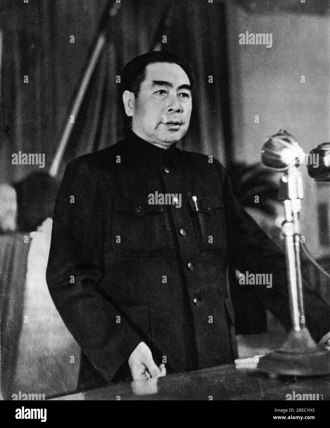 Guerre de Coree (1950-1953), le Premier Ministre Chinois Zhou Enlai (ou Chou en-Lai (en Lai) ou Tchéou Ngen-lai (NGen lai) ou Chu en Lai) (1898-1976) déclare sa participation du conflit en faveur des Nord Coreens contre les Américains, octobre 1950, dans la Guerre de Corine, 1959 (Le Premier ministre chinois Zhu Enlai déclare la participation à la guerre de Corée, soutenant la Corée du Nord contre les États-Unis, de la 'guerre de Corée', Chine, 1959) Banque D'Images