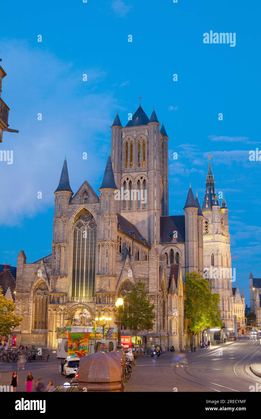 Église Saint-Michel dans le centre-ville de Gand au crépuscule, août. Banque D'Images