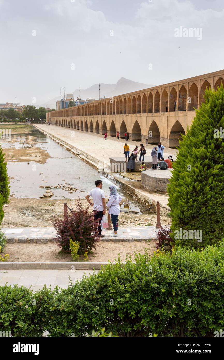 Le pont historique de si-o-se-Pol sur la rivière Zayanderud à Ispahan, Iran Banque D'Images