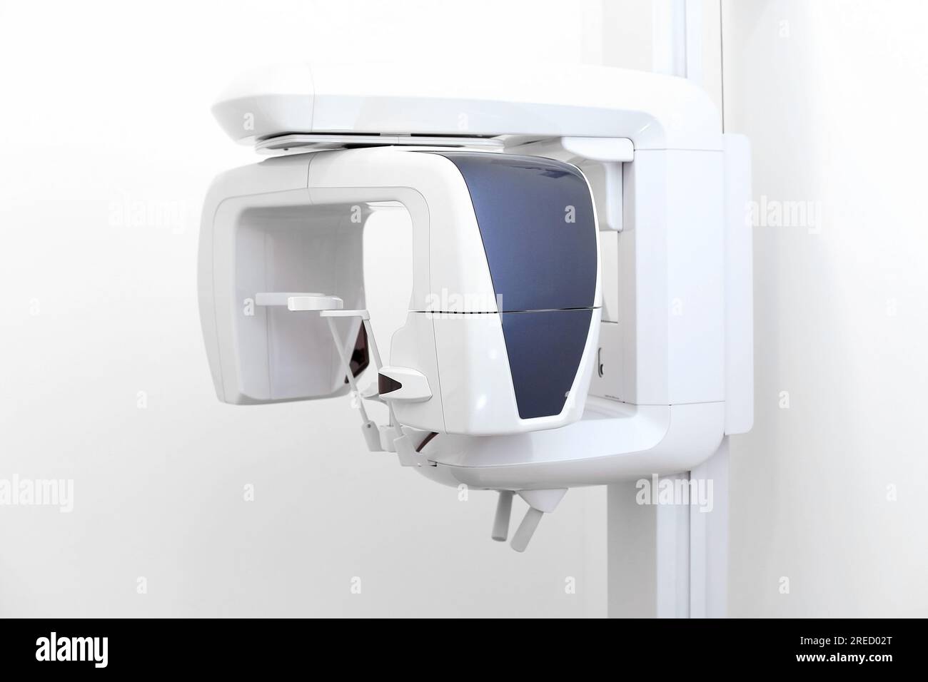 Détail équipement de radiographie panoramique dentaire isolé sur blanc. Appareil de radiographie dentaire Banque D'Images