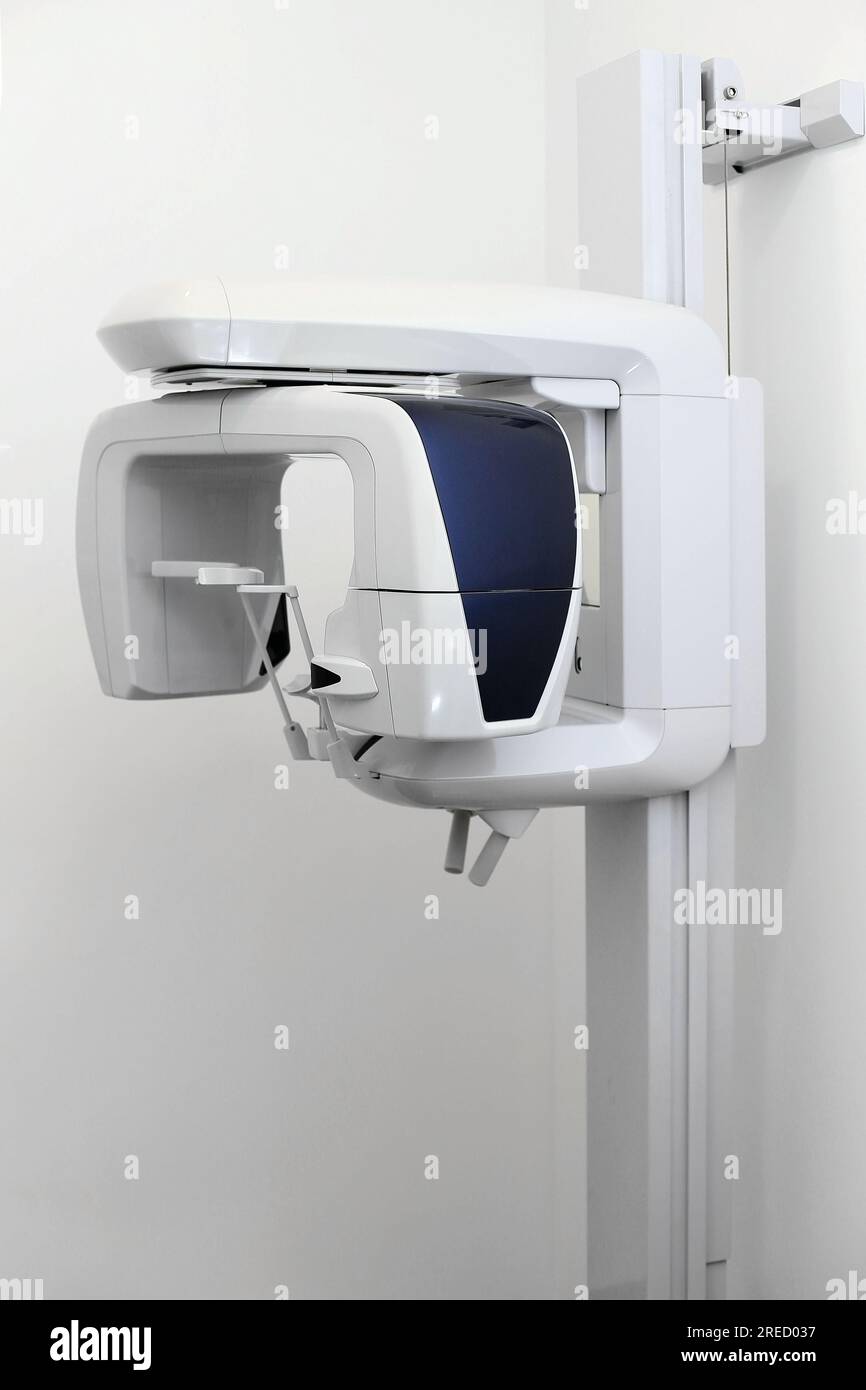 Détail équipement de radiographie panoramique dentaire isolé sur blanc. Appareil de radiographie dentaire. Banque D'Images