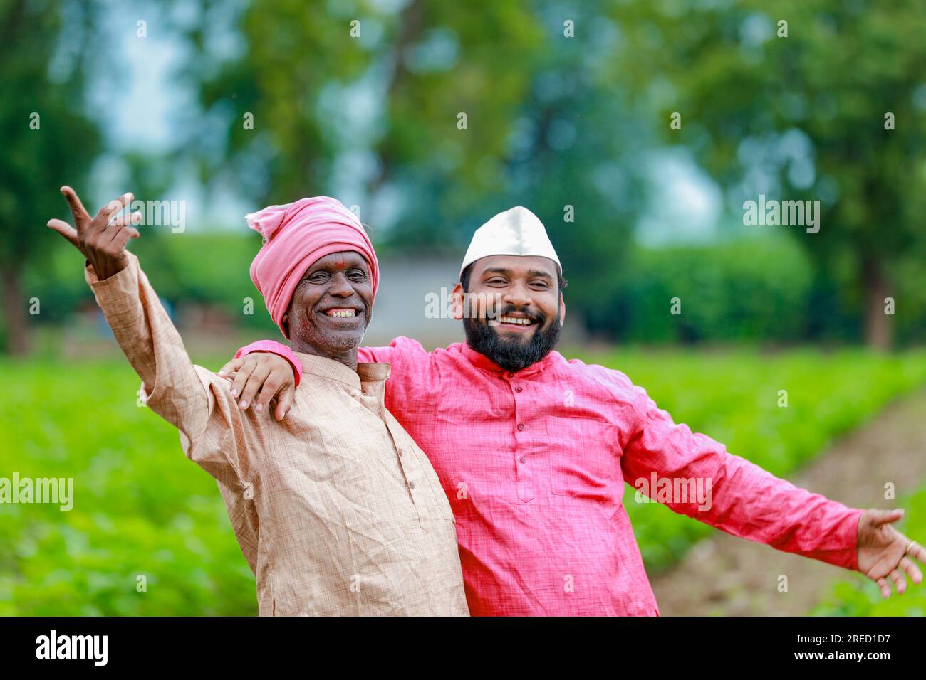 L'agriculture indienne, deux fermiers debout dans la ferme , fermier heureux , fermier et ouvrier Banque D'Images