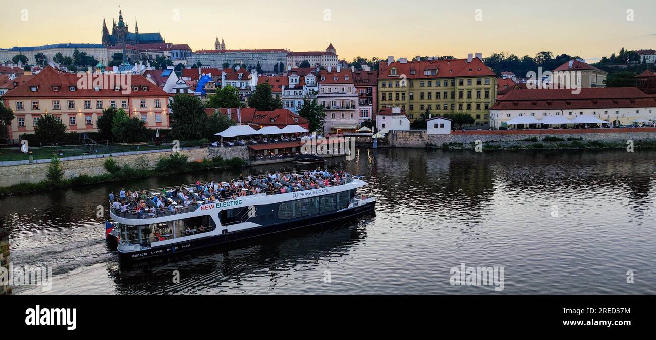 Prague, république tchèque - 25 juin 2023 : bateau naviguant à Prague sur la république tchèque Banque D'Images