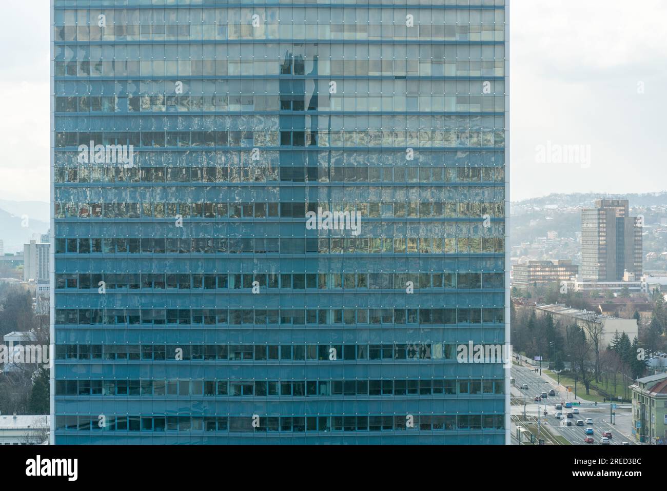 Fasade de verre gros plan de la surface moderne de craper de ciel dans la ville Banque D'Images