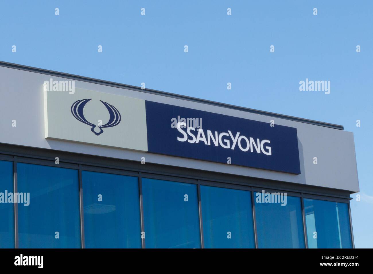 Pologne, Przezmierowo - 27 juillet 2023 : le signe du concessionnaire officiel de SsangYong Motor Company, un constructeur automobile sud-coréen. Banque D'Images