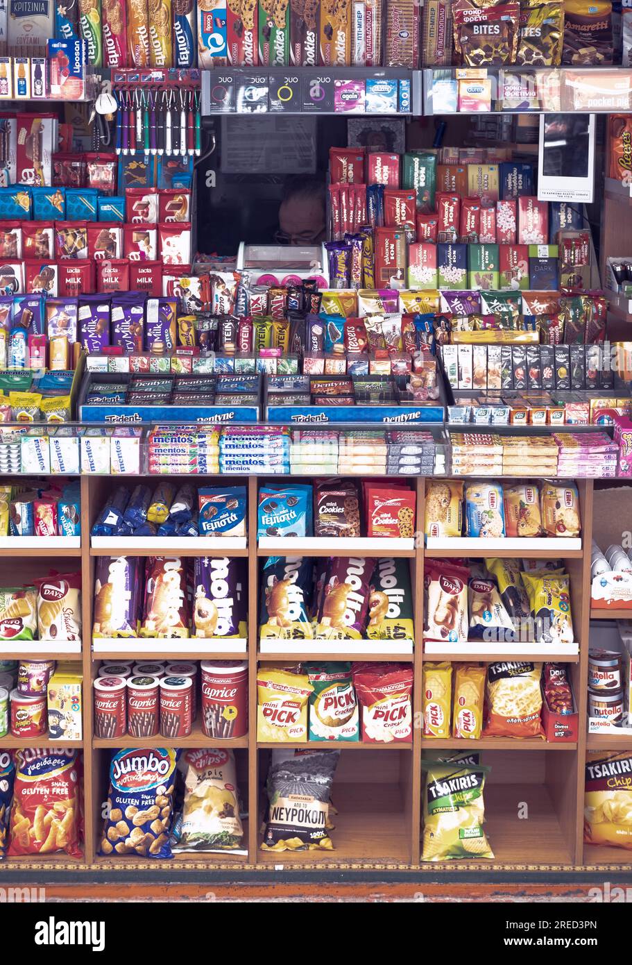 Kiosque de rue à Athènes vendant des boissons et des collations, Glyfada, Grèce Banque D'Images