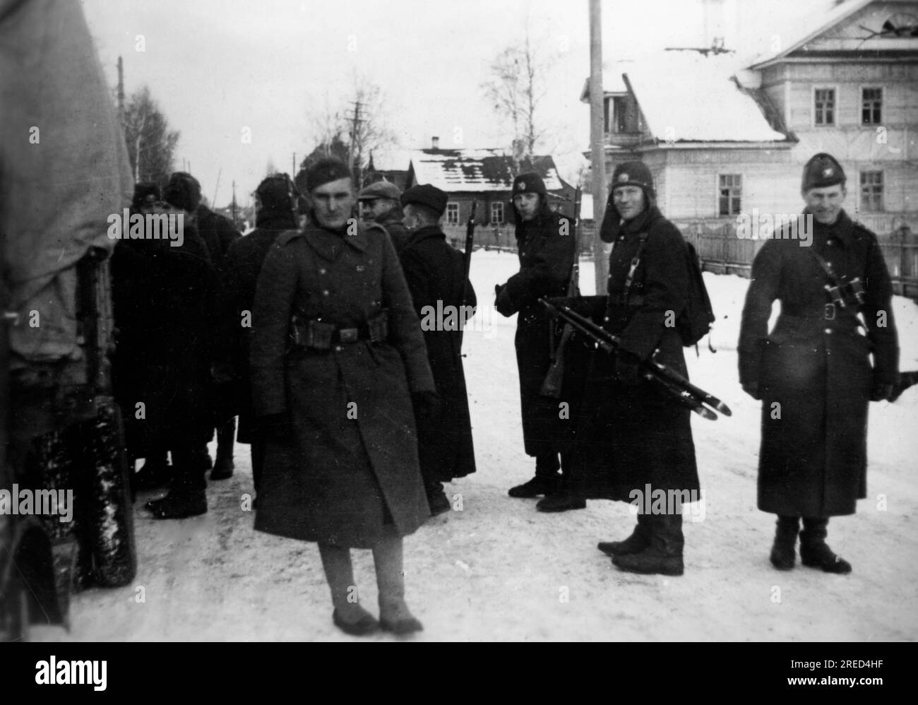 Membres d'une unité d'autodéfense estonienne en route pour une opération de combat contre les partisans russes. Photo : Schmidt [traduction automatique] Banque D'Images