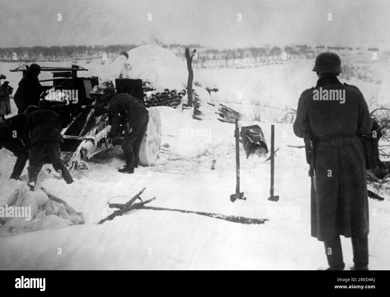 Soldats allemands avec un canon d'infanterie lourd de 15cm 33 à l'est de Kharkov, Ukraine. Photo : Funck [traduction automatique] Banque D'Images