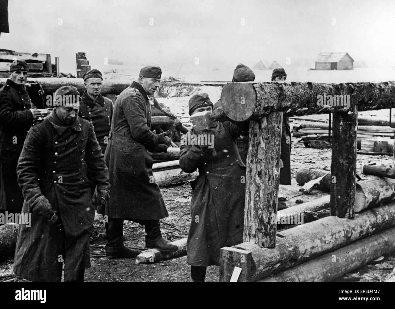 Soldats allemands construisant un abri sur le front de l'est. Photo : Kustermann. [traduction automatique] Banque D'Images