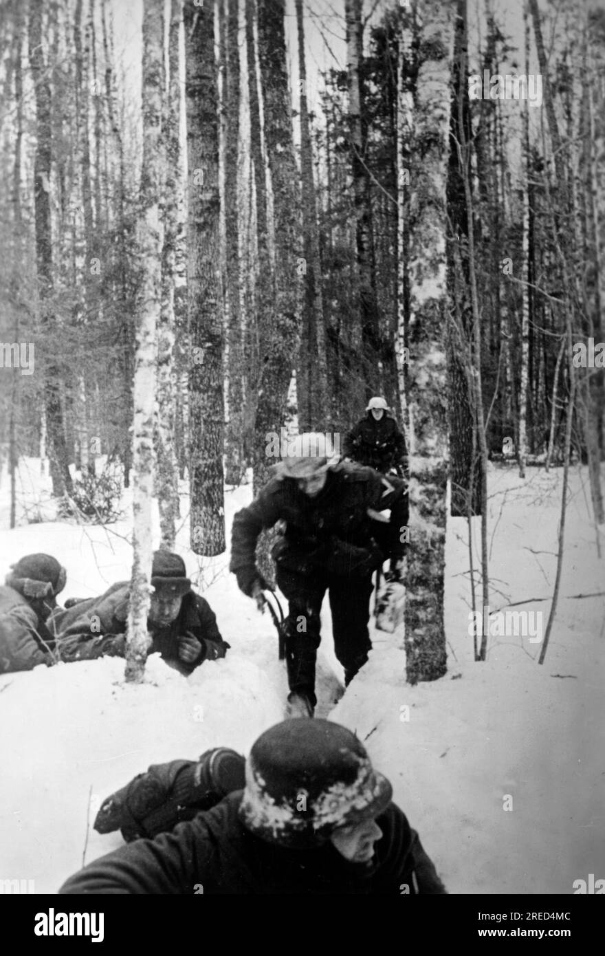 Soldats allemands dans une escarmouche avec les forces russes près de Gluschitza. Sur la gauche capturé des soldats russes. Photo : Rutkowski [traduction automatique] Banque D'Images