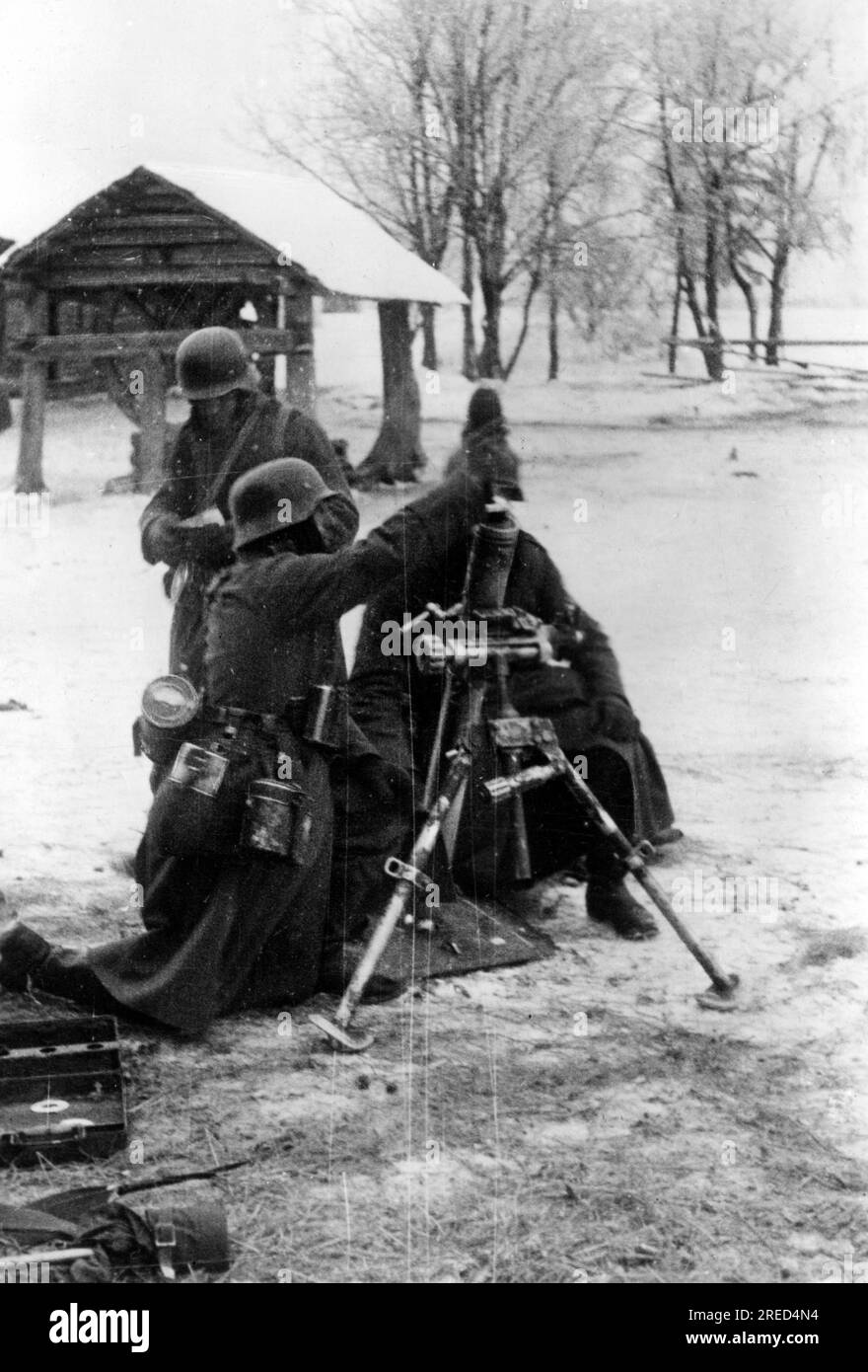Les soldats allemands tirent sur les positions russes près d'Elin dans la section centrale du front de l'est. Photo : Bauer. [traduction automatique] Banque D'Images
