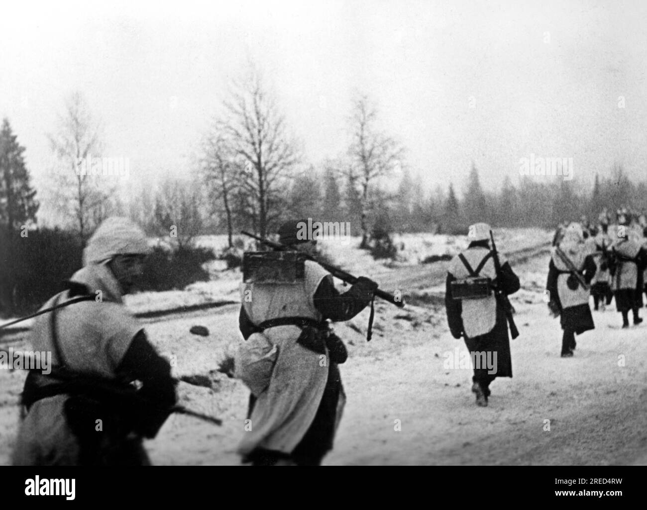 Soldats allemands sur l'avance près de Lama dans la section centrale du front de l'est. Photo : Böhmer. [traduction automatique] Banque D'Images