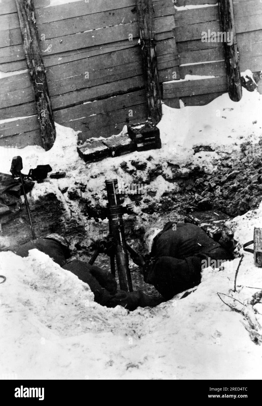 Soldats allemands tirant un lance-grenades sur des positions russes sur le front de l'est. Photo : Rukowski. [traduction automatique] Banque D'Images