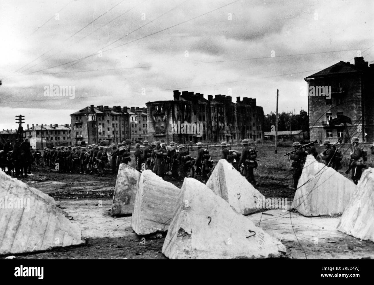 Lors de l'attaque allemande sur Moscou dans la section centrale du front de l'est : soldats de la Waffen SS dans un village devant des pièges de chars russes. Photo : Schulz [traduction automatique] Banque D'Images