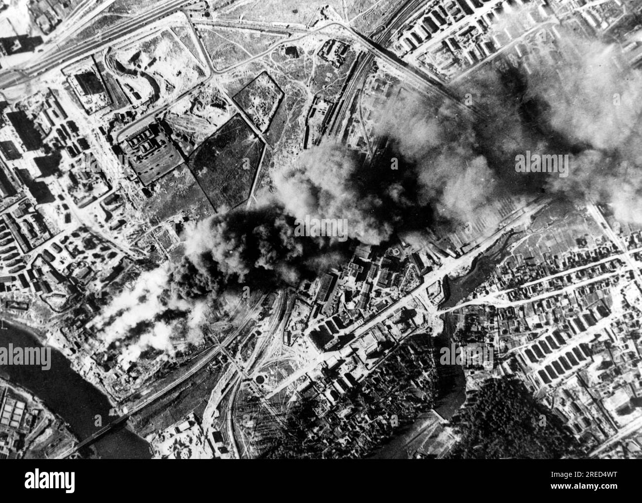 Lors de l'attaque allemande sur Moscou dans la section centrale du front de l'est : vue aérienne d'un raid de bombardement sur les installations de l'usine sur la rivière Moskva. [traduction automatique] Banque D'Images